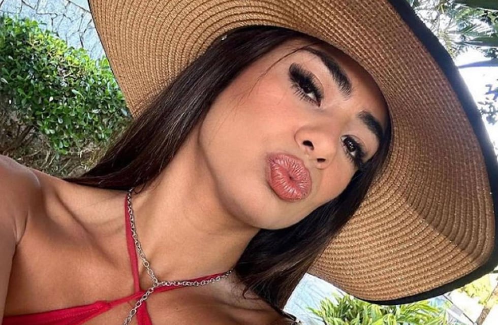 Cubierta de glitter dorado: Daniela Celis posó al desnudo para mostrar su embarazo