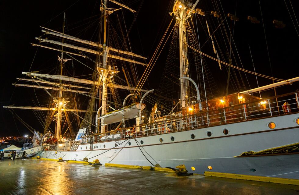 Ushuaia: Autoridades provinciales visitaron el velero noruego “Statsraad Lehmkuhl”.