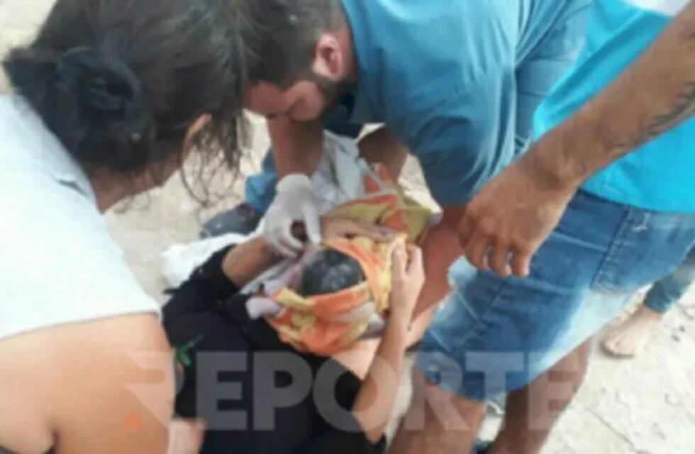 Paraná: dió a luz en plena vía publica y fue asistida por vecinos