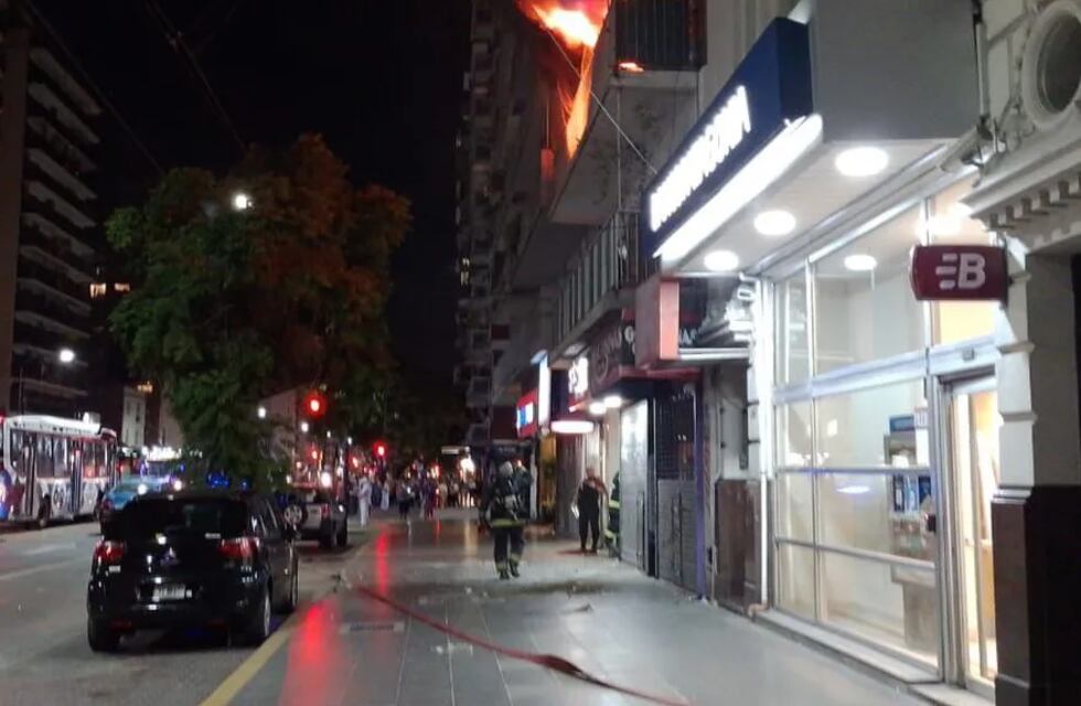 Un impresionante incendio en un edificio fue grabado en el barrio de Colegiales