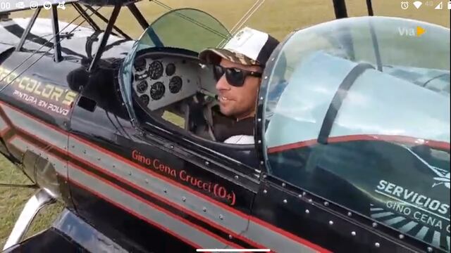Gino Cena Crucci con su avión de acrobacias.