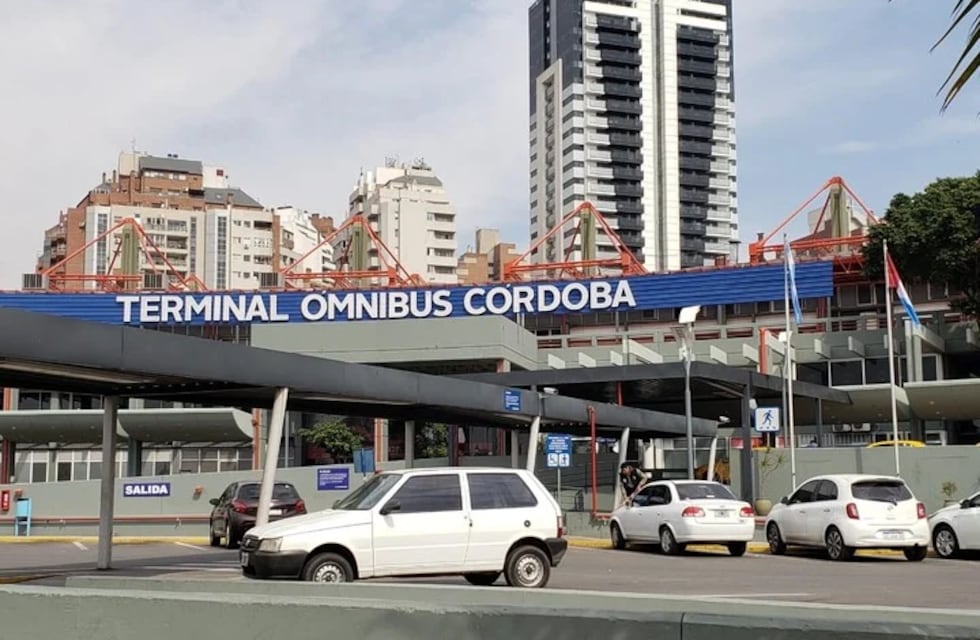 Así son los asientos modificados de la Terminal de Córdoba, que buscan evitar que la gente pernocte