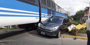 Vendió el auto, lo iba a entregar y chocó con un tren