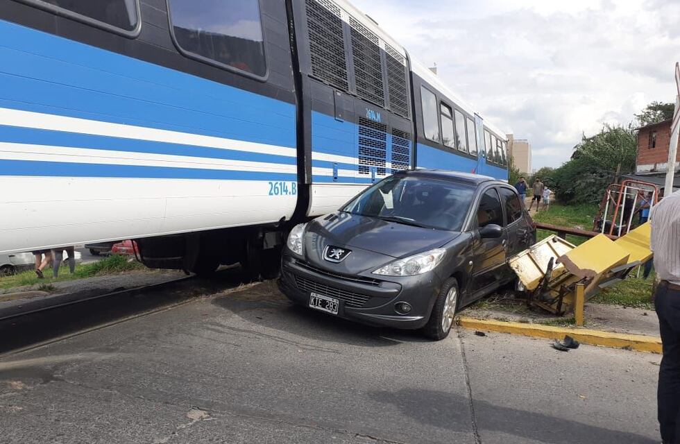 Un auto chocó contra un tren en la capital salteña