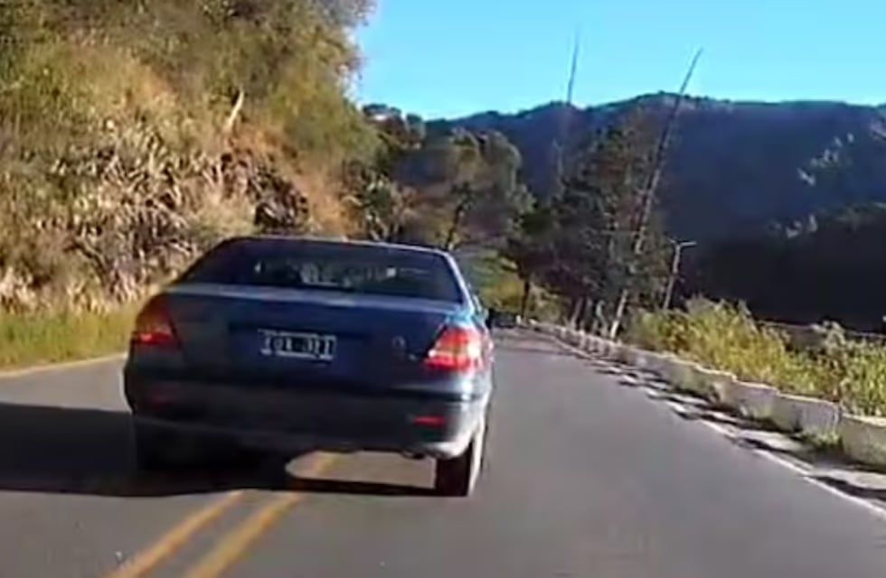 Podría haber sido tragedia: filmaron a un conductor manejando en zig zag en Córdoba