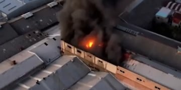 Se incendió una fábrica de cables en Avellaneda y las llamas superaron los tres metros.