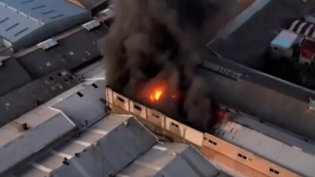 Se incendió una fábrica de cables en Avellaneda y las llamas superaron los tres metros.