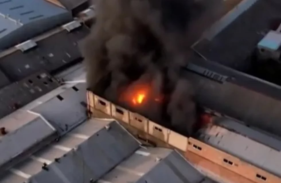 Se incendió una fábrica de cables en Avellaneda y las llamas superaron los tres metros
