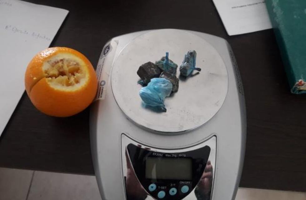 Una mujer fue detenida por llevarle drogas ocultas en una naranja a su hijo preso