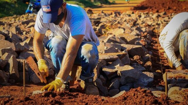Dirección Provincial de Vialidad se halla ejecutando obras en toda la provincia de Misiones.