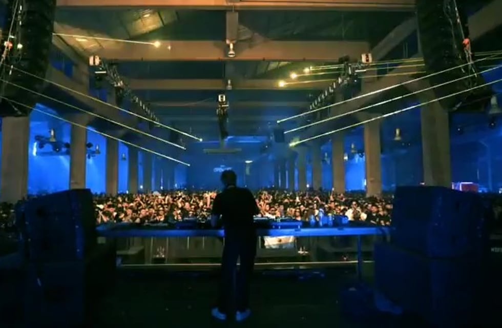 Ante una multitud, John Digweed brindó un show “con todas las luces” en Córdoba
