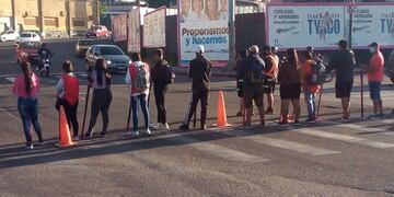 El corte de en Puente Alvear genera un caos, este viernes.