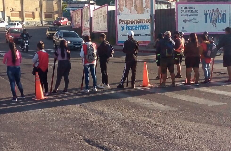 Piqueteros cortan principales puentes de Córdoba