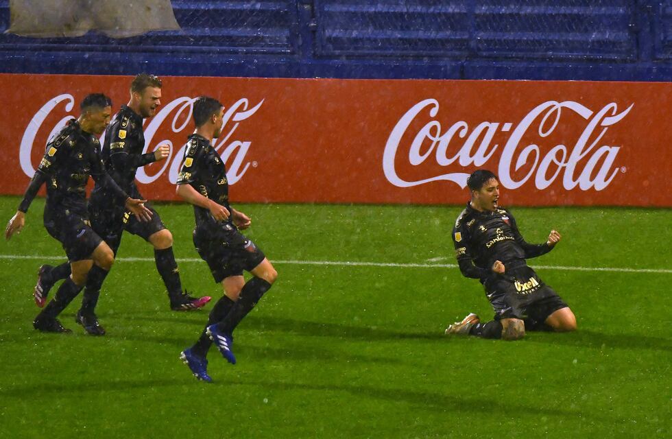 Colón golpeó de visitante y venció a Vélez por 1-0