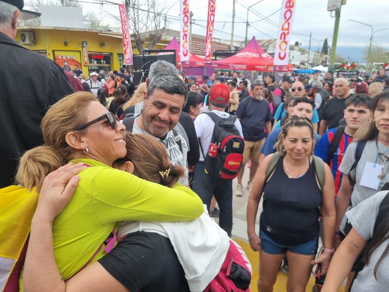 El abrazo en la plaza de Villa Cura Brochero tras lograr el objetivo.