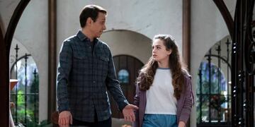 Daniel LaRusso y su hija Samantha en Cobra Kai.