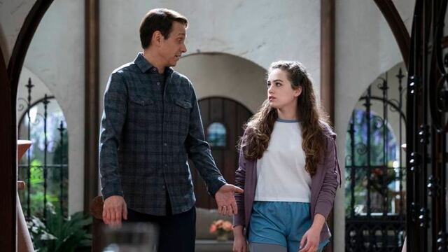 Daniel LaRusso y su hija Samantha en Cobra Kai.