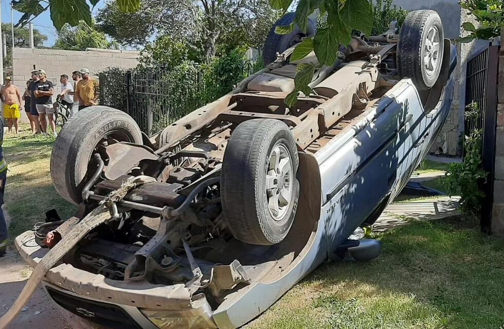 Arroyito: bomberos debieron extraer al conductor de un vehículo que volcó frente a una vivienda