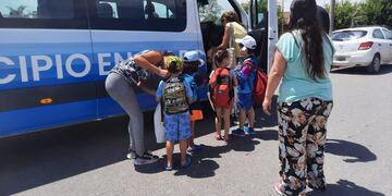 alumnos de los Jardines 915 y 921 viajaron a Claromecó en las combis municipales