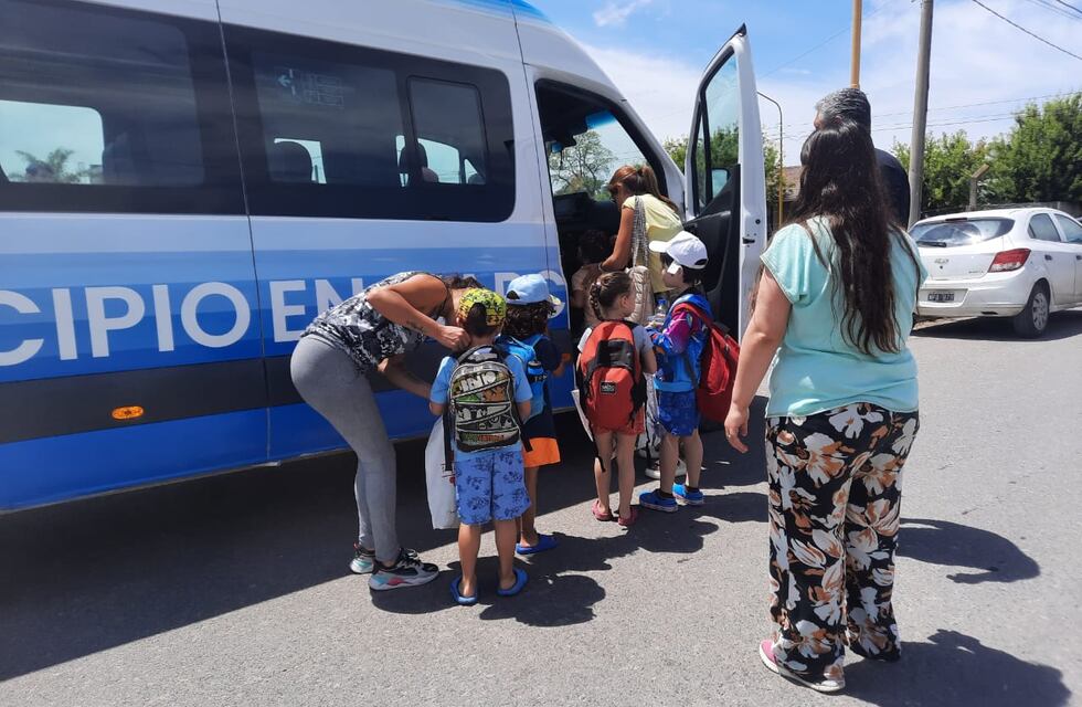 Tres Arroyos: alumnos de los Jardines 915 y 921 viajaron a Claromecó en las combis municipales