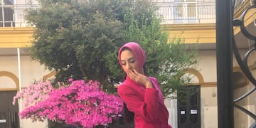 Oriana en su salsa, realizando su trabajo de estilismo con una modelo.