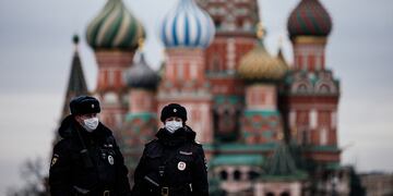 Los casos en aumento de contagios y muertes causados por la variante Delta llevó al gobierno ruso a tomar estas medidas. (Dimitar DILKOFF/AFP).