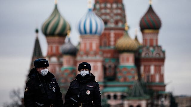 Los casos en aumento de contagios y muertes causados por la variante Delta llevó al gobierno ruso a tomar estas medidas. (Dimitar DILKOFF/AFP).