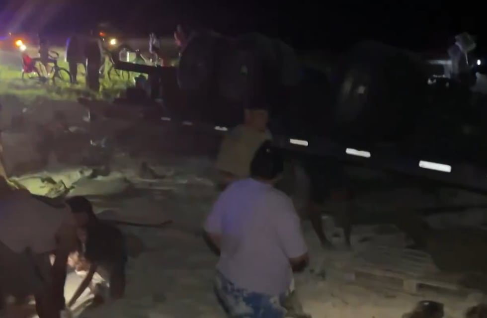 Saqueo en la ruta: volcó un camión cargado con harina y los vecinos se llevaron todo