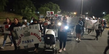 Familiares, amigos y vecinos del barrio La Favorita marcharon hasta una de las puertas del barrio Dalvian. Jospe Gutiérrez/Los Andes