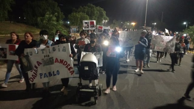 Familiares, amigos y vecinos del barrio La Favorita marcharon hasta una de las puertas del barrio Dalvian. Jospe Gutiérrez/Los Andes