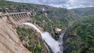 El dique La Viña, en Traslasierra, abrió sus válvulas para un impactante espectáculo (Gobierno de Córdoba).
