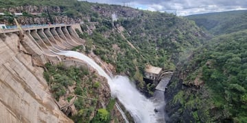 El dique La Viña, en Traslasierra, abrió sus válvulas para un impactante espectáculo (Gobierno de Córdoba).