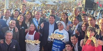 El gobernador aseguró que seguirá caminando “entre la gente” y defendió la cercanía con los ciudadanos.