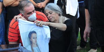 Los padres de Úrsula Bahillo, la joven asesinada por un policía que era su pareja. (Clarín)
