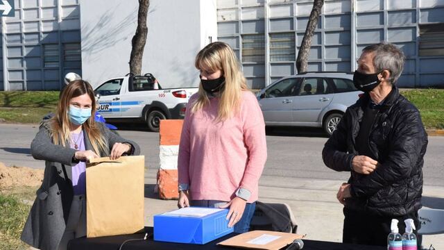 Bárbara Chivallero abre uno de los sobres de la licitación de la refuncionalización de Avenida Italia