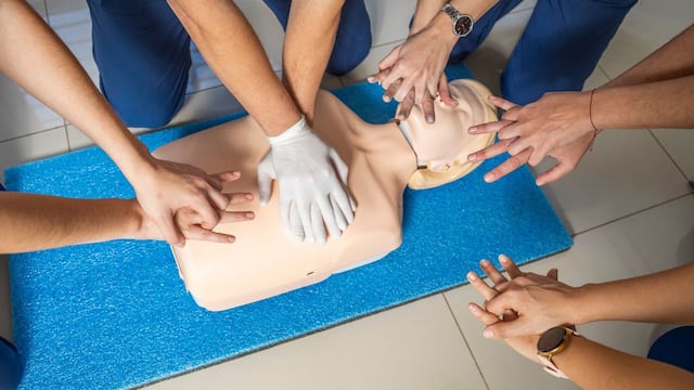 Asociados de Adaarc realizando curso de RCP. Créditos: Adaarc