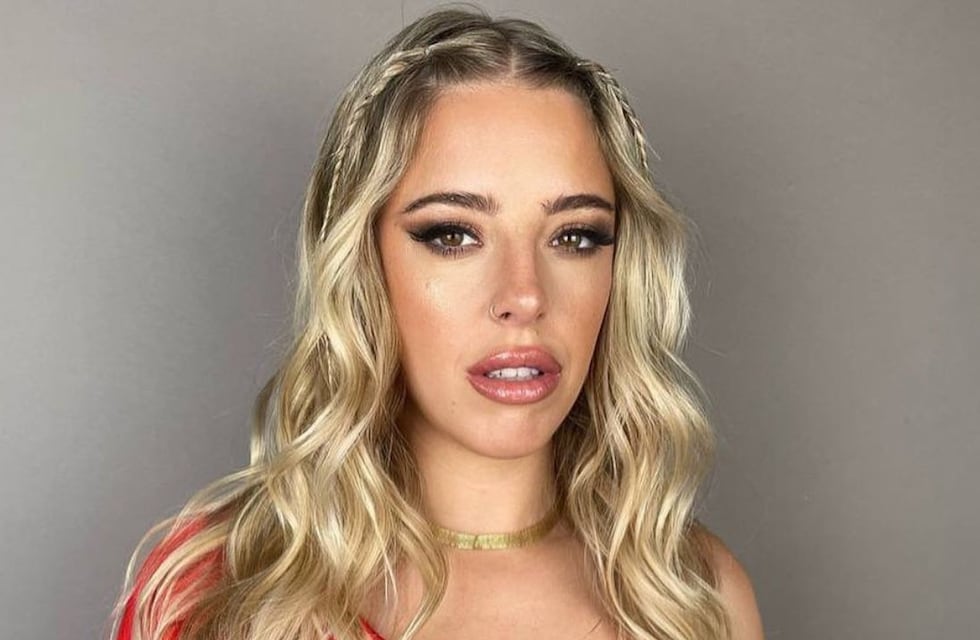 Nati Jota rompió el algoritmo de Instagram luciendo una microbikini multicolor desde el baño