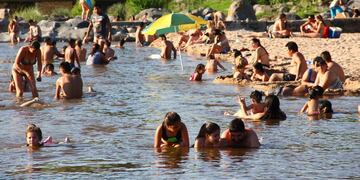El balneario Playas de Oro, en Villa Carlos Paz, mostró tanta gente durante este "finde" largo como en los mejores días de enero. (La Voz)