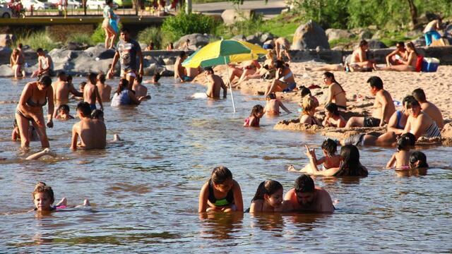 El balneario Playas de Oro, en Villa Carlos Paz, mostró tanta gente durante este "finde" largo como en los mejores días de enero.  (La Voz)