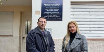 Lisandro Mársico y Carla Boidi, frente a la Comisaría de la Mujer