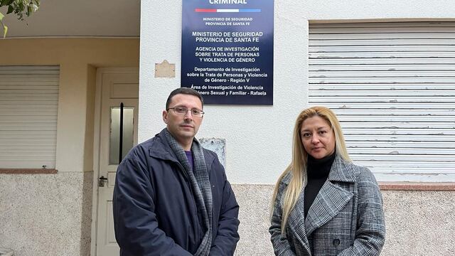 Lisandro Mársico y Carla Boidi, frente a la Comisaría de la Mujer