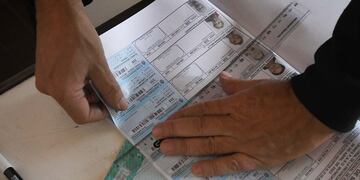 Elecciones PASO en 7 departamentos de la provincia de Mendoza.
En la escuela Celina Álvarez del departamento de Maipú, los ciudadanos ingresan a votar sin problemas, estrenando el sistema de boleta única de papel para elegir a sus candidatos
Foto:José Gutierrez / Los Andes