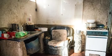 Familias viviendo en aulas de establecimientos que fueron escuelas en Las Heras.