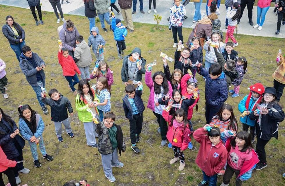 Cientos de familias participaron de la tradicional búsqueda de huevos de chocolate