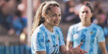 Estefanía Banini fue distinguida en la Cámara de Diputados de Mendoza por su trayectoria en el fútbol femenino.