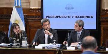 Los senadores Juliana Di Tullio, Víctor Zimmermann y Ricardo Guerra en la Comisión de Presupuesto y Hacienda. Foto: Comunicación Senado.