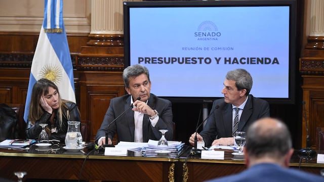 Los senadores Juliana Di Tullio, Víctor Zimmermann y Ricardo Guerra en la Comisión de Presupuesto y Hacienda. Foto: Comunicación Senado.