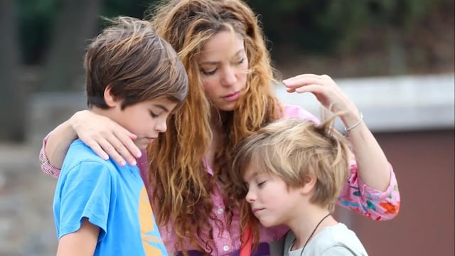 Shakira junto a sus hijos.