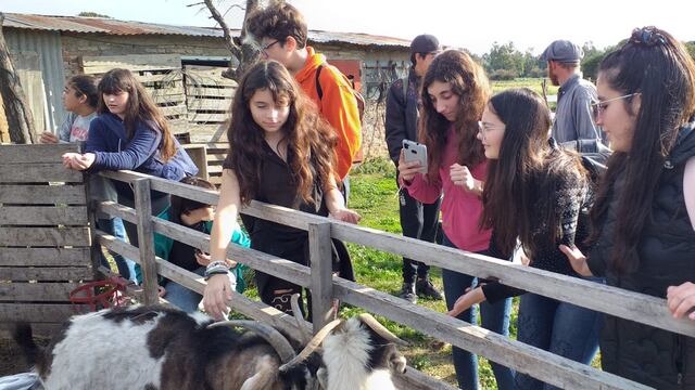 Alumnos de la Escuela Secundaria Nº 6 de Tres Arroyos visitaron la granja Educativa “El Hornero”