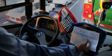 El chofer de un colectivo de Santiago no soportó las altas temperaturas y mostró cómo se refresca para poder trabajar. (Imagen ilustrativa).